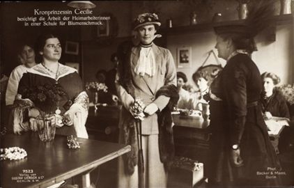 Kronprinzessin Cecilie in der Schule für Blumenschmuck (Bild: gemeinfrei )