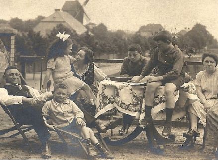 Arthur Heidemann, sein Sohn Hermann und seine Tochter Selma („Selli“), die zweite Ehefrau von Arthur Frieda, sowie Sellis Cousins Rudolf und Günther und deren Mutter Gertrud Heidemann. Arthur, Rudolf, Günther und Gertrud wurden von den Nazis ermordet, Selli und Hermann konnten rechtzeitig nach Palästina auswandern. (Foto Berlin Sommer 1925)