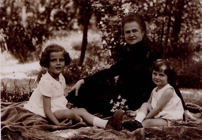 Ruscha mit ihren Enkeltöchtern Renate und Effie (Bild: Familienbesitz)