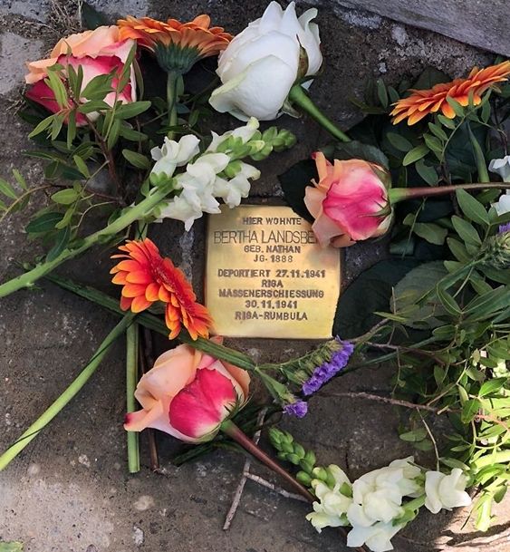 Stolperstein für Bertha Landsberg mit Blumen