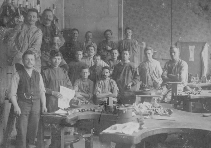 Berliner Gravurwerkstatt in der Mitte sitzend Julius Oppenheim