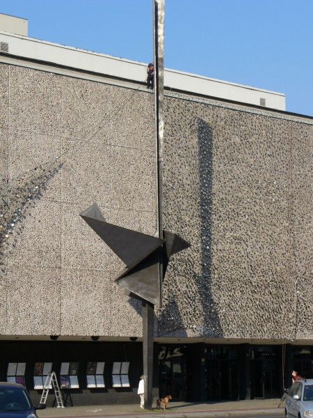 Skulptur vor der Deutschen Oper am 15.9.2006, Foto: KHMM