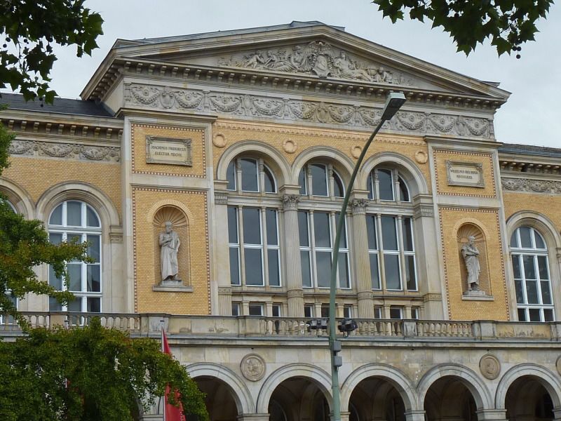 Obergeschoss des Portals des Joachimstalschen Gymnasiums