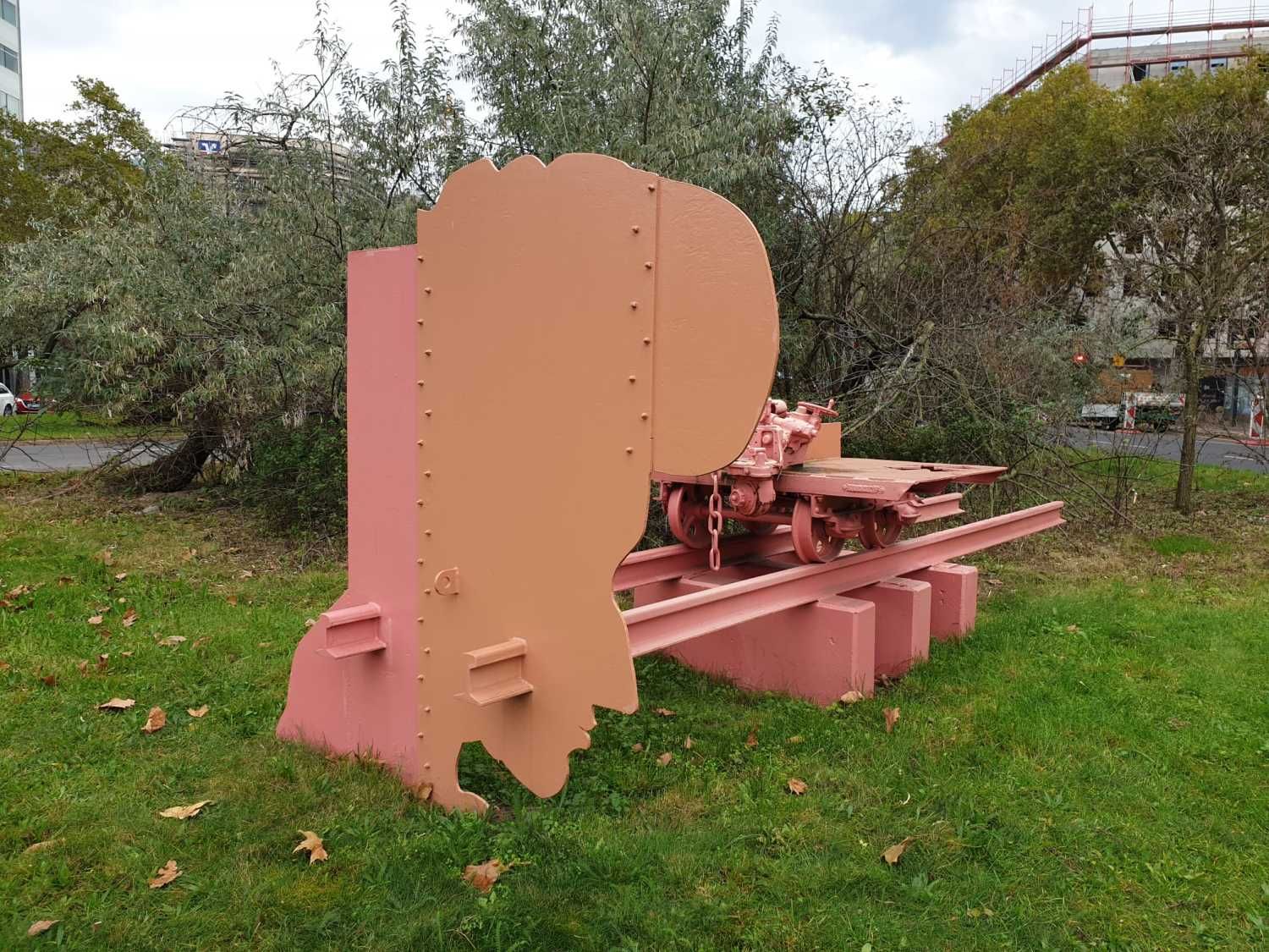 Von der Dicken Berta zur Roten Rosa (Bild: Bezirksamt)