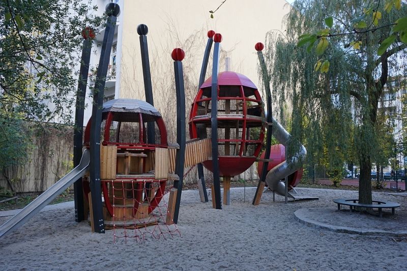 Bleibtreustraße 43 / Schulhof Joan-Miró-Grundschule