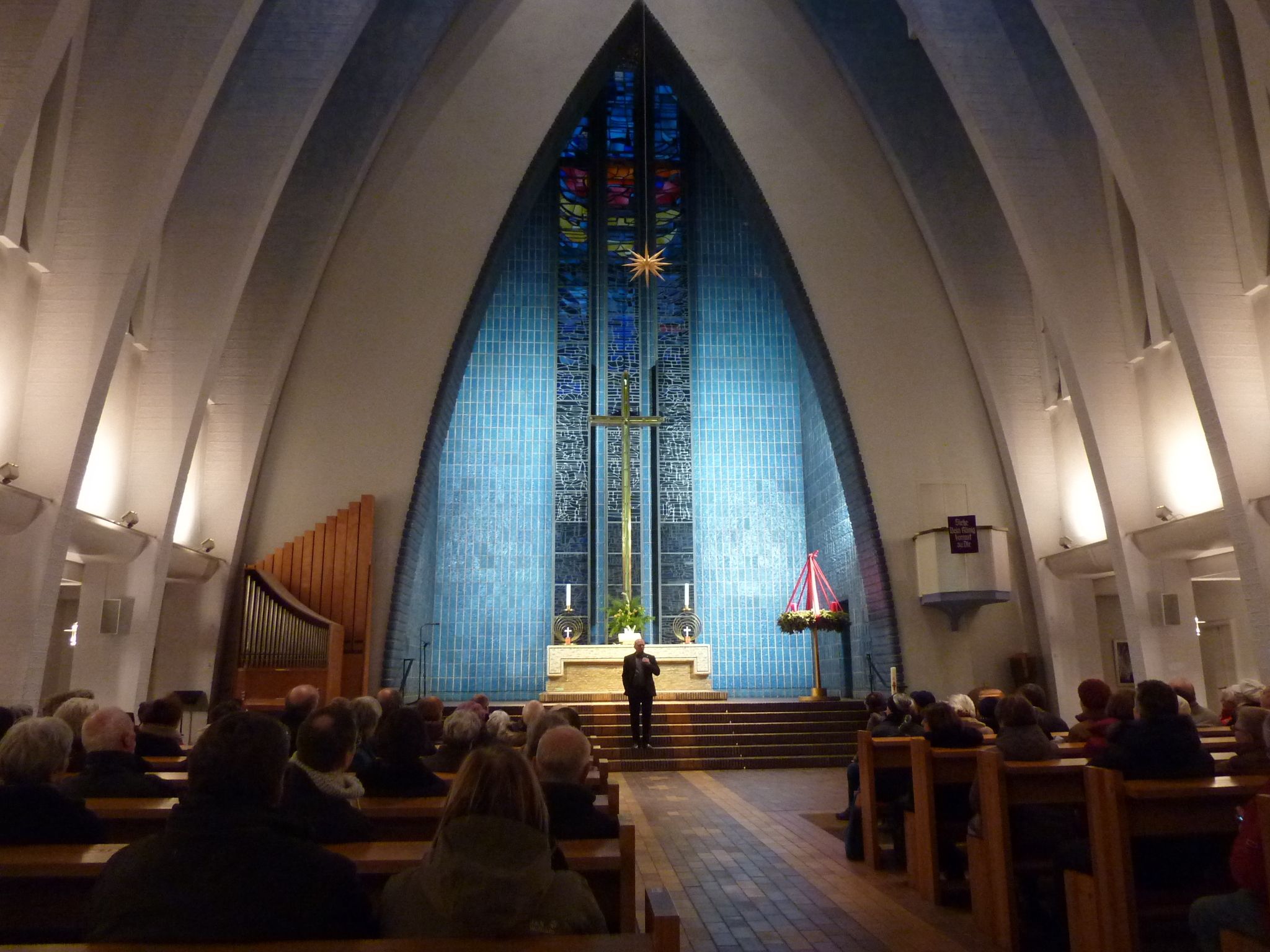 Mit Superintendent Grün-Rath in der Kirche am Hohenzollernplatz, 13.12.2014