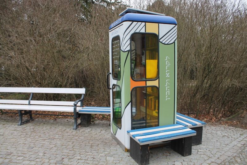 Vor dem S- Bahnhof Grunewald
