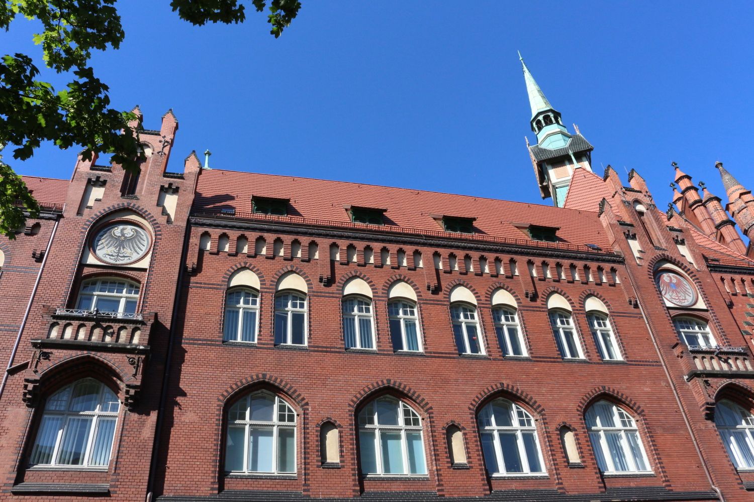 Seitenansicht des Rathaus Lichtenberg mit Adlern