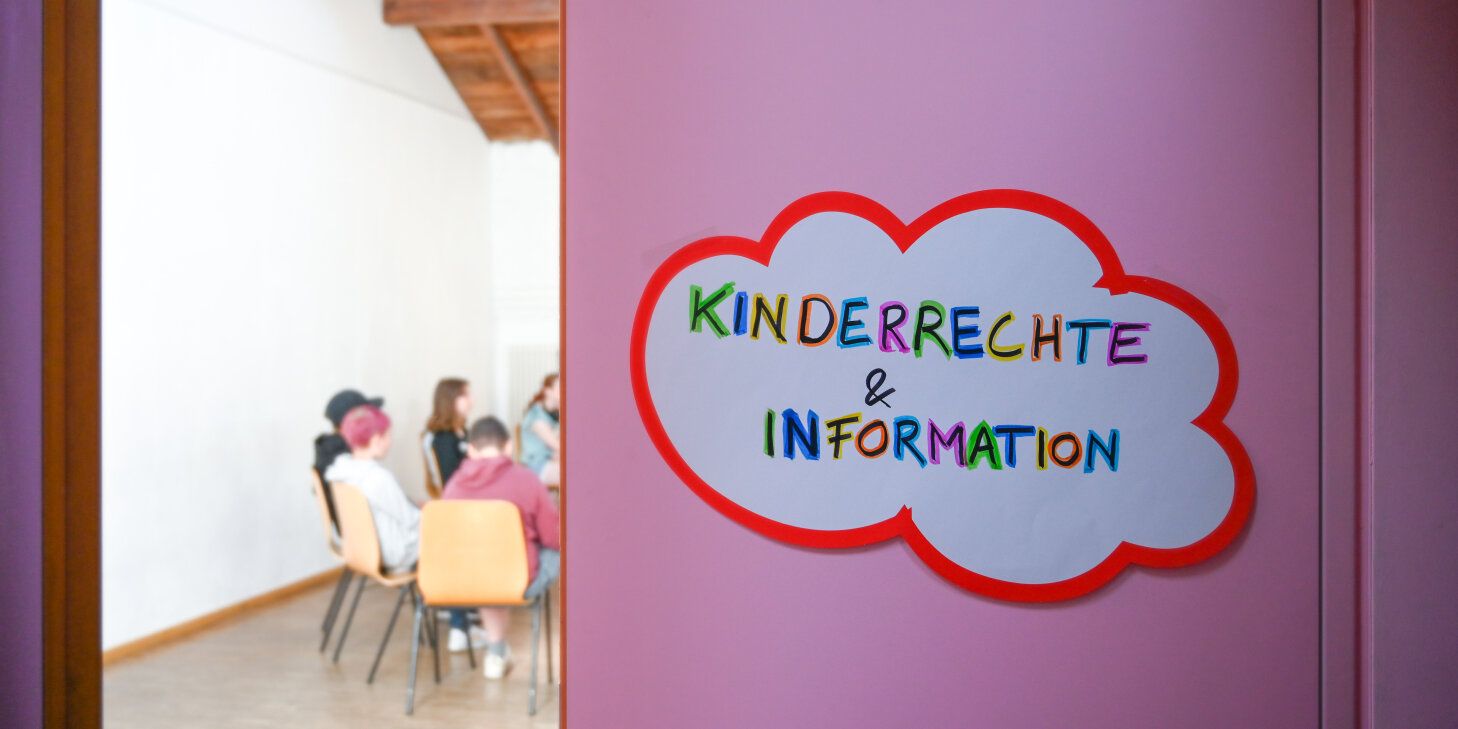 Schild mit Hinweis Kinderrechte und Information