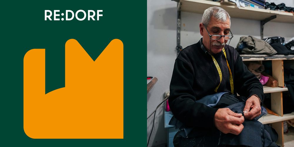 Ein Mann repariert eine Jacke im Repair-Cafe