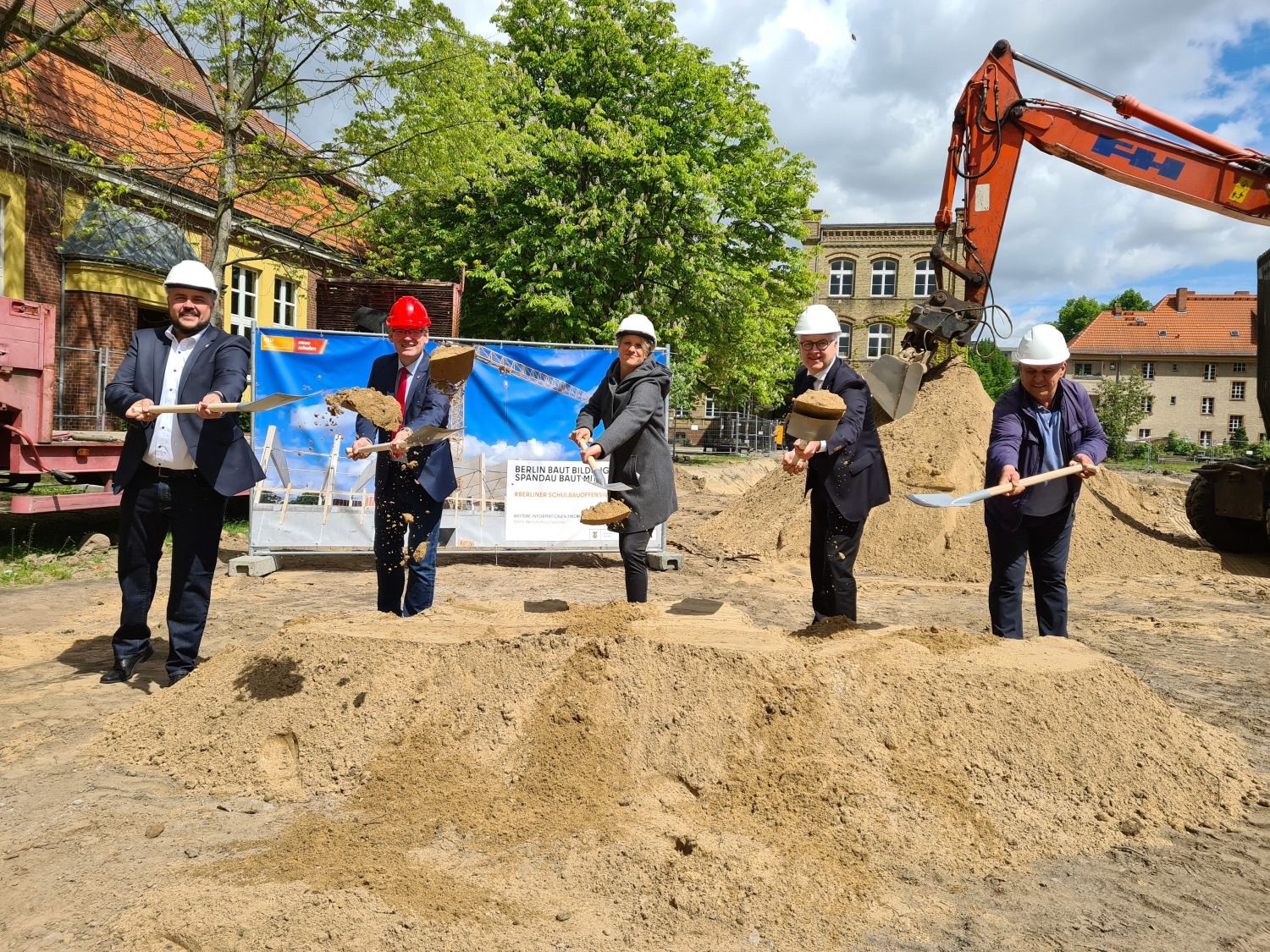 v.l.n.r.: Bezirksstadtrat Frank Bewig, Bezirksbürgermeister Helmut Kleebank, Schulleiterin (komm.) Andrea Malkowski, Bezirksstadtrat Andreas Otti und Nuhi Lusnjani vom beauftragten Bauunternehmen (Bild: Bezirksamt Spandau)