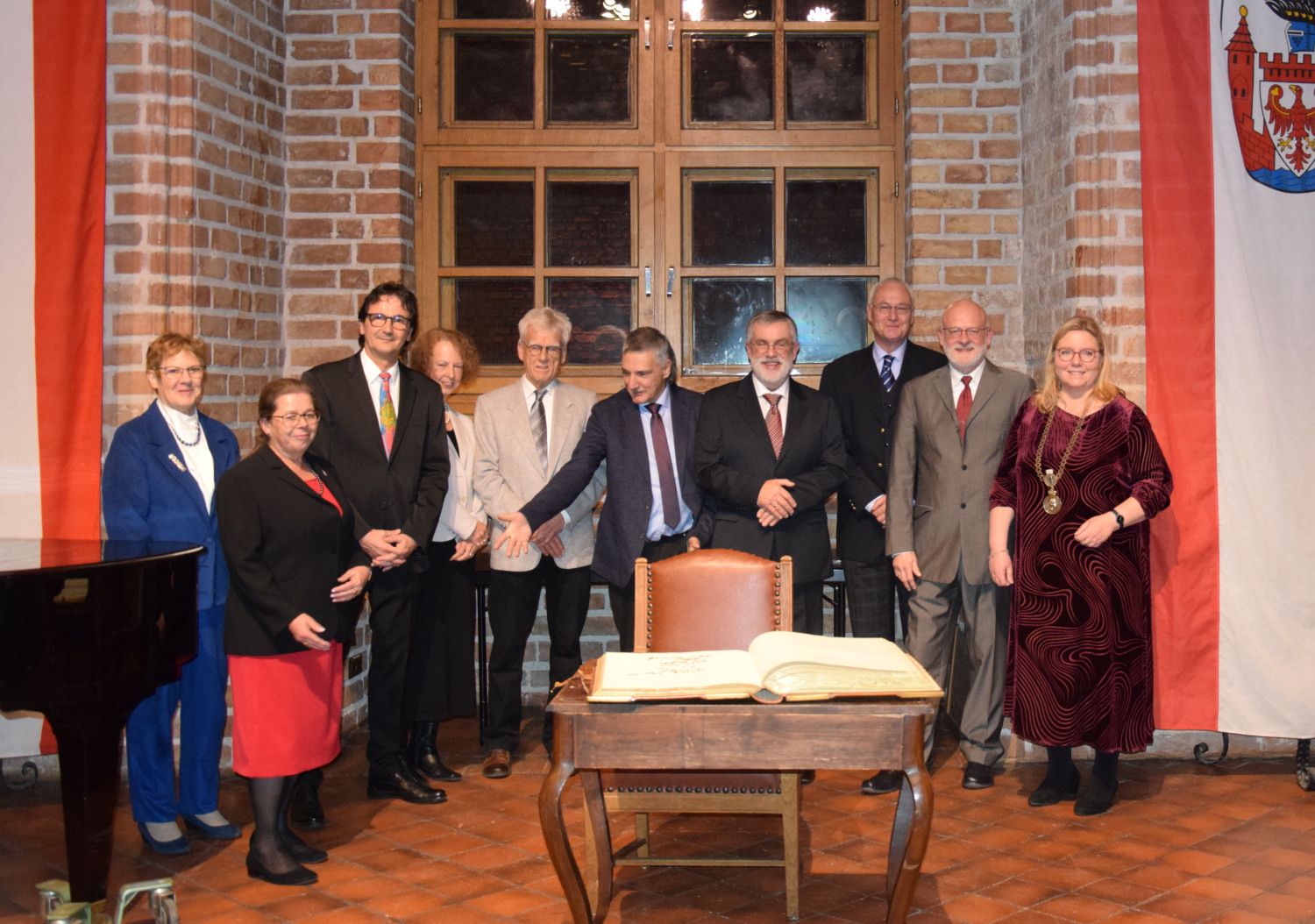 Spandauer Ehrennadel 2022_v.l. Brigitte Ahlfeldt, BVV-Vorsteherin Ina Bittroff, Reinhard Müller, Regine Maaß, Wolfgang Langkau, Gert Kaczmarek, Andreas Wunderlich, Thorsten Hanf, Jürgen Hilpisch, Bezirksbürgermeisterin Dr. Carola Brückner