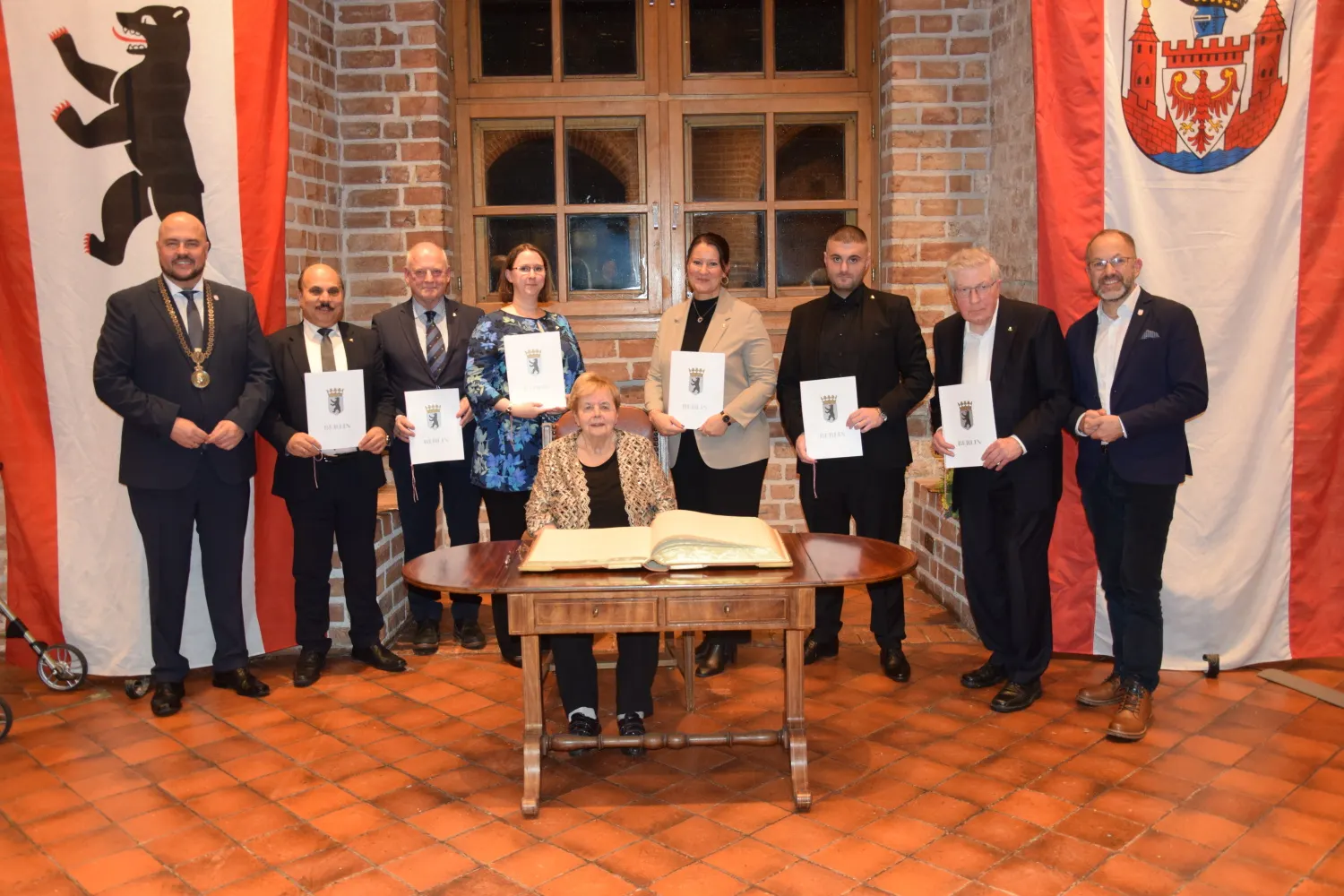 Die goldene Spandauer Ehrennadel 2024_Gruppenfoto