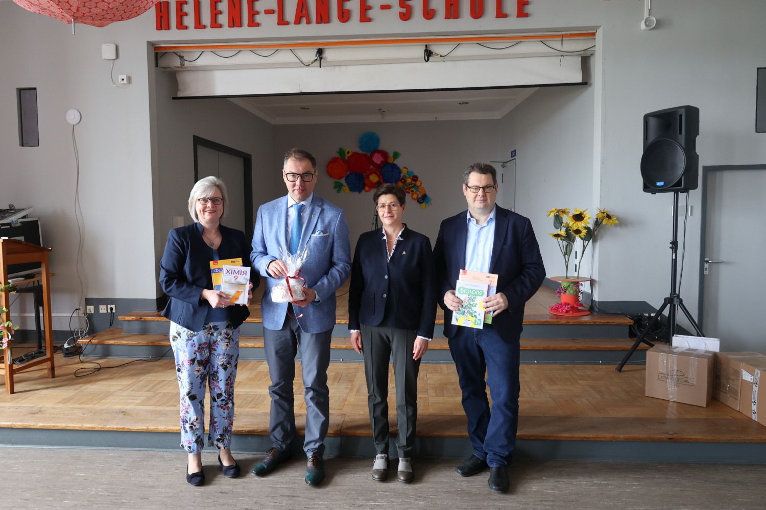 v.l.n.r.: Bezirksstadträtin für Bildung, Kultur und Sport Frau Cerstin Richter-Kotowski, Botschafter Herr Oleksii Makeiev, Stellvertretende Schulleitung der Helene-Lange-Schule Frau Ehlert, Schulleitung Hermann-Ehlers-Gymnasium, Herr Kötterheinrich-Wedekind