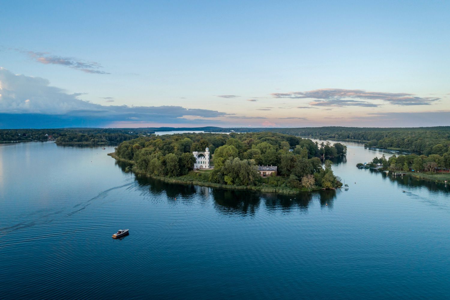 Berlin, Pfaueninsel, Luftaufnahme, Blick auf die südwestliche Seite der Insel mit Schloss und Schweizerhaus, rechts im Bild der Fähranleger.