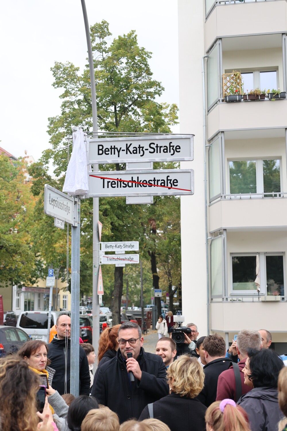 1. Oktober 2025: Bezirksstadtrat Urban Aykal spricht bei der feierlichen Umbenennungszeremonie der Treitschekstraße, die jetzt Betty-Katz-Straße heißt