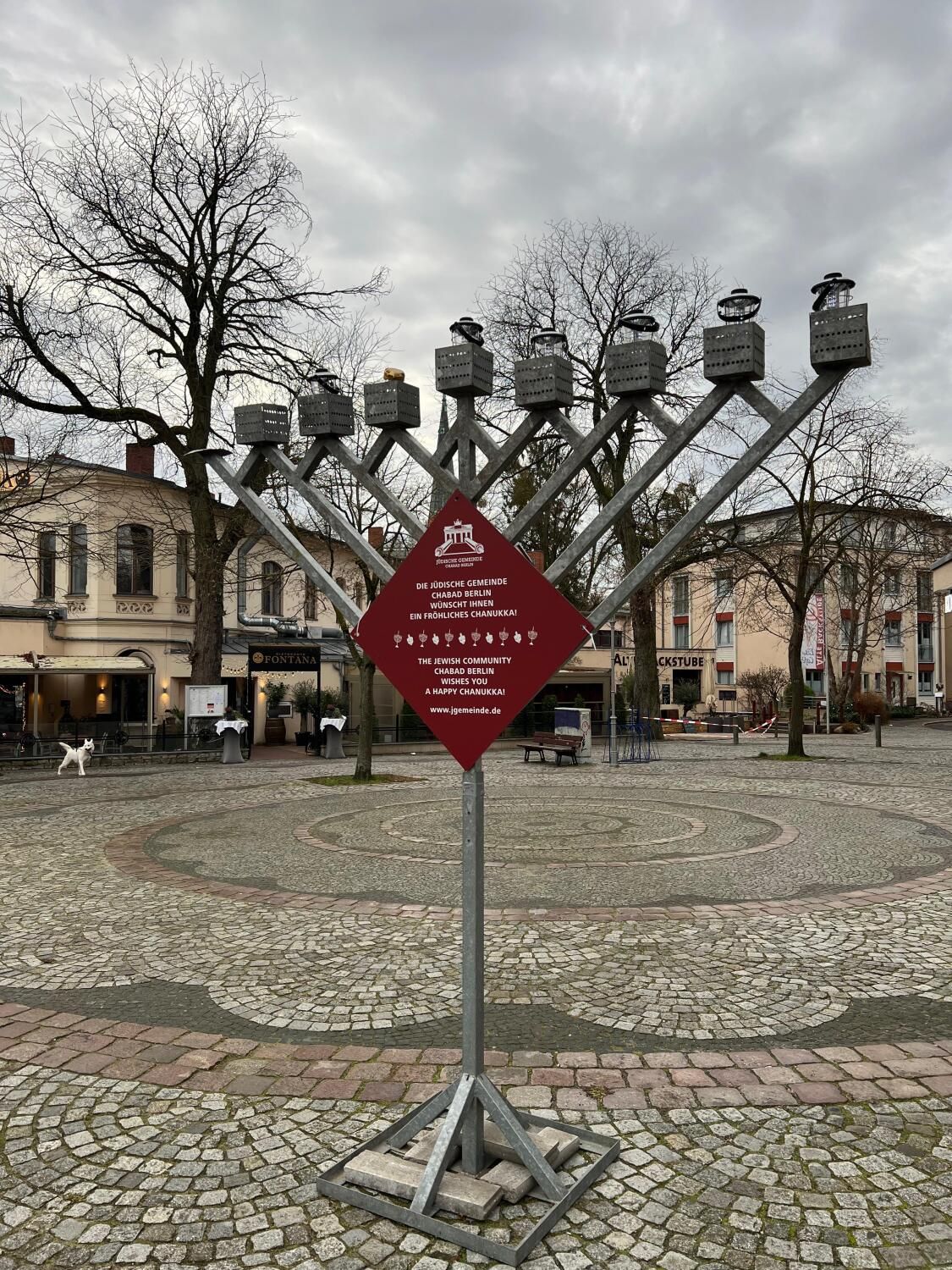 19. Dezember 2025: Mit einer Chanukkia auf dem Sderotplatz wünscht die Chabad-Gemeinde ein fröhliches Chanukka-Fest.