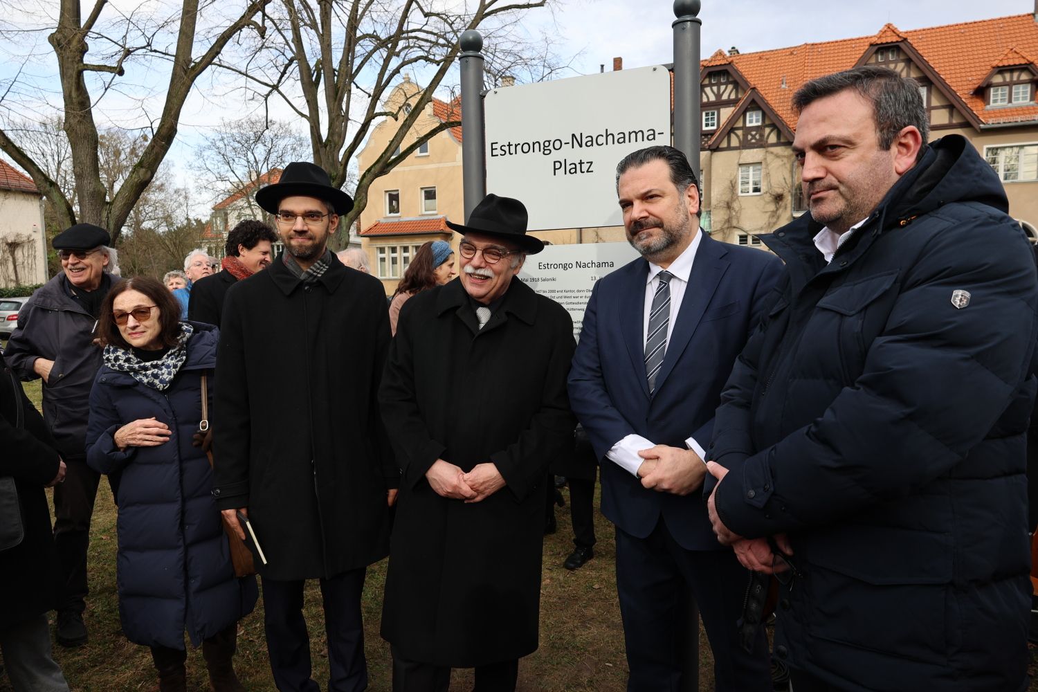16.02.2024: Nach der Enthüllung des Platzschildes v.l.n.r.: BVV-Verordnete und Initiatorin Lehmann-Brauns, Alexander Nachama, Andreas Nachama, Gideon Joffe, Urban Aykal