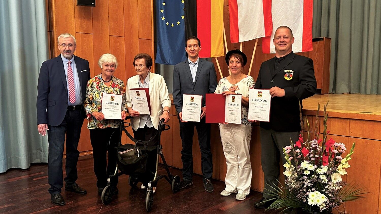 11. Juli 2024: Hannelore Bolte (2.v.l.) im Kreise der Trägerinnen und Träger der BVV-Ehrenmedaille 2024; 1.v.l. BVV-Vorsteher René Rögner-Francke