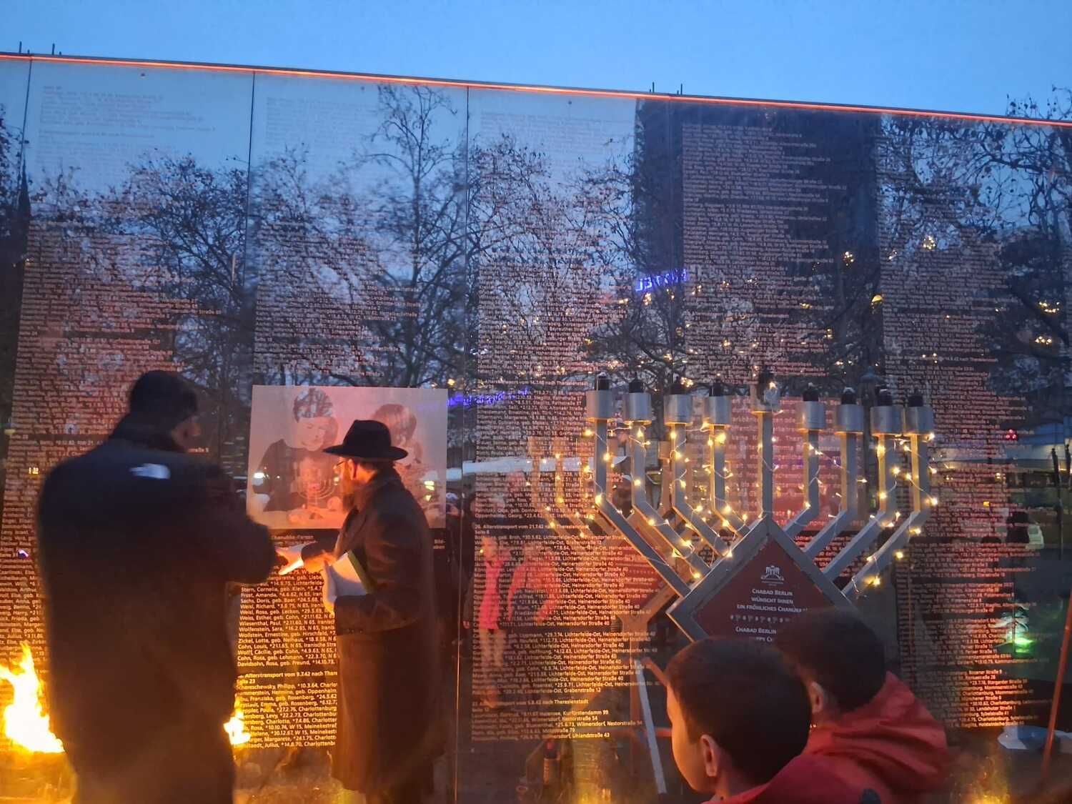 21. Dezember 2025: Feierliche Lichterstimmung an der Spiegelwand in Steglitz