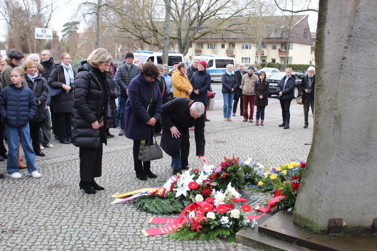 27. Januar 2025: v.l.n.r. Cornelia Seibeld (Präsidentin Abgeordnetenhaus), Bezirksbürgermeisterin Maren Schellenberg und BVV-Vorsteher René Rögner-Francke gedenken gemeinsam der Opfer