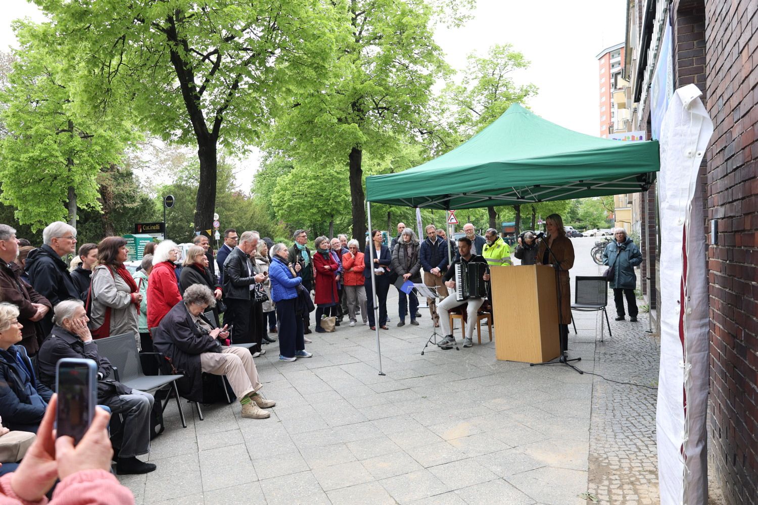 7. Mai 2026: Malgorzata Sijbrandij, Bezirksstadträtin für Bildung, Kultur und Sport, während ihrer Rede zur Stelenenthüllung