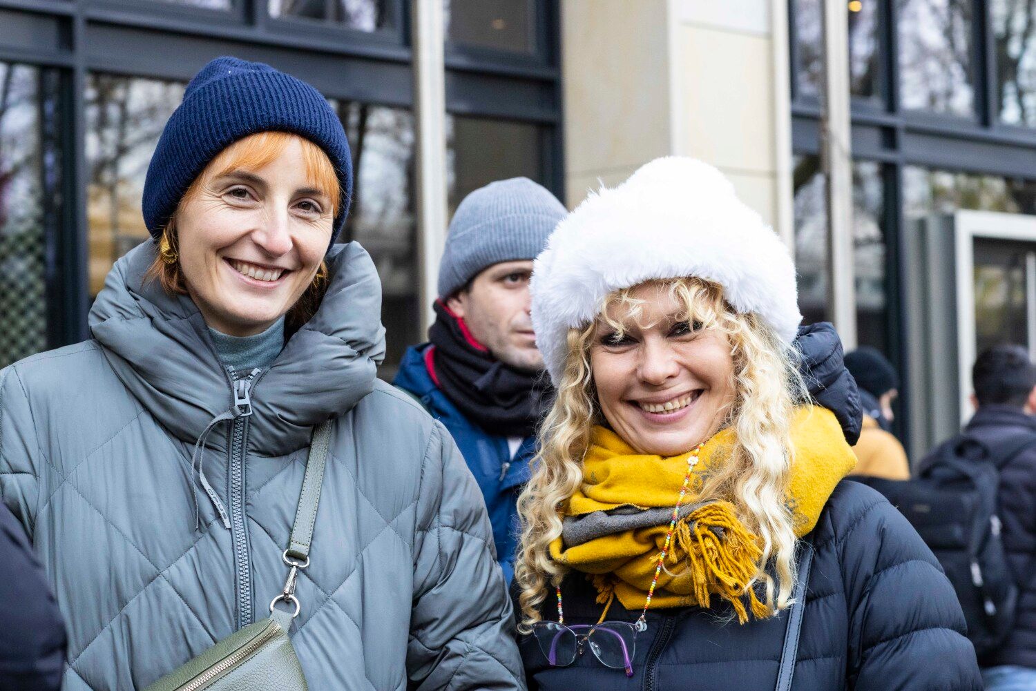Dr. Alona Eisenberg aus Kiriat Bialik (rechts) lacht mit Carolin Kaufhold (Europäische und internationale Beziehungen/Protokoll der Stadt Chemnitz) um die Wette. Chemnitz, Europäische Kulturhauptstadt 2025, ist neben Steglitz-Zehlendorf seit Oktober 2022 die zweite deutsche Partnerkommune von Kiriat Bialik.