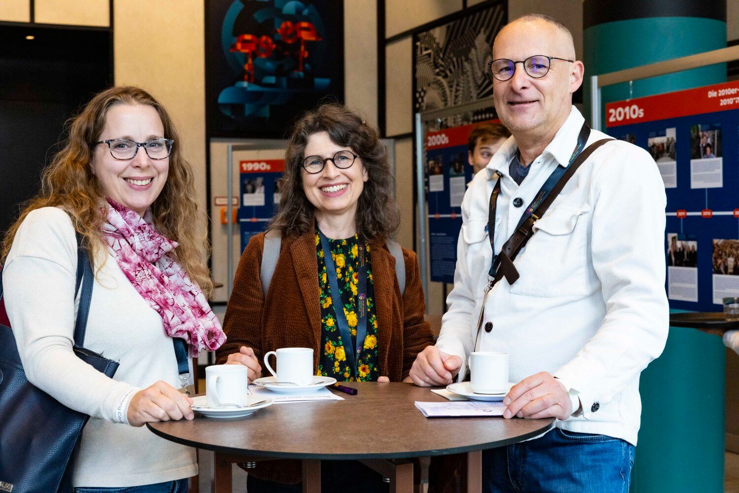 Auf einen Kaffee: Katharina Dannenberg (Mitte) und Sylvia Bailey (beide Lehrerinnen am Dreilinden-Gymnasium) im Gespräch mit dem Partnerschaftsbeauftragten Christian Urlaub