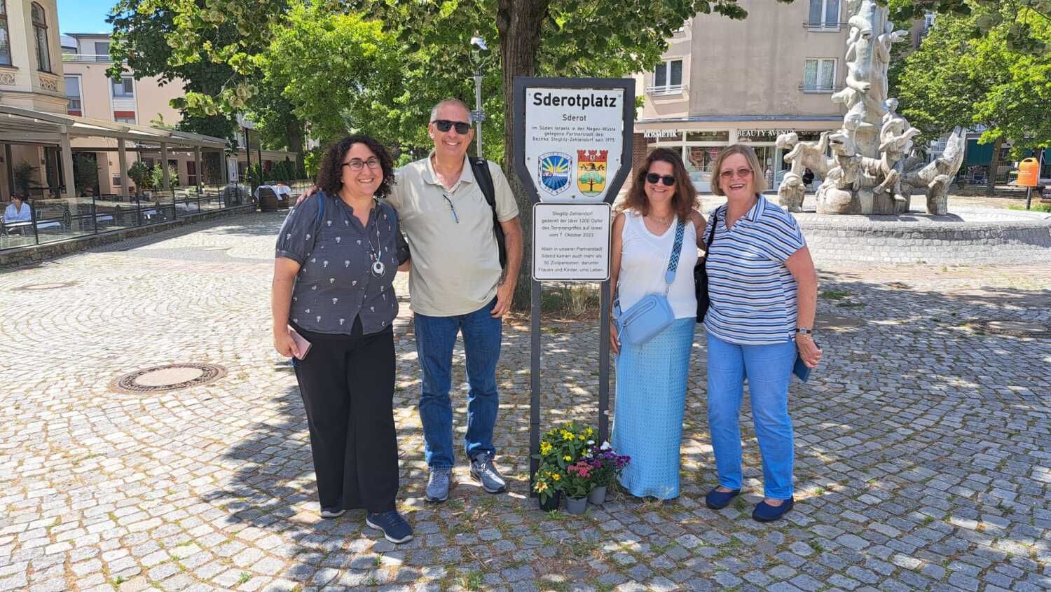 11. Juli 2026: Eran Segel (2.v.l.) zusammen mit seiner Gemahlin (2.v.r.), DIG-Vorstandsmitglied Kathrin Koelle (1.v.r.) und Adi Kaslasy-Way, Vorstandsbeisitzerin des Städtepartnerschaftsvereins Steglitz-Zehlendorf e.V.