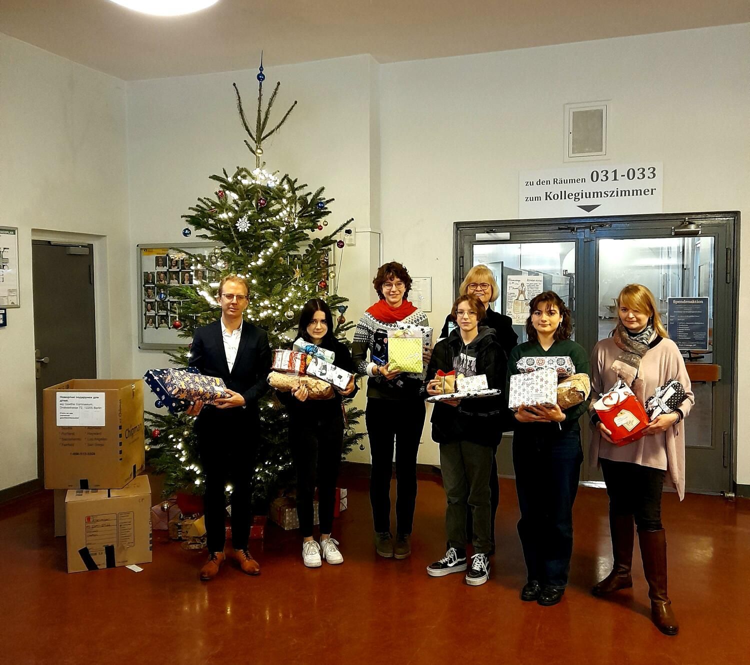 5. Dezember 2022: Geschenkeaktion des Goethe-Gymnasiums mit Schülerinnen und Schülern (3.v.r. hinten: Bezirksstadträtin Cerstin Richter-Kotowski, ganz links: stv. Schulleiter Constantin Gläser)