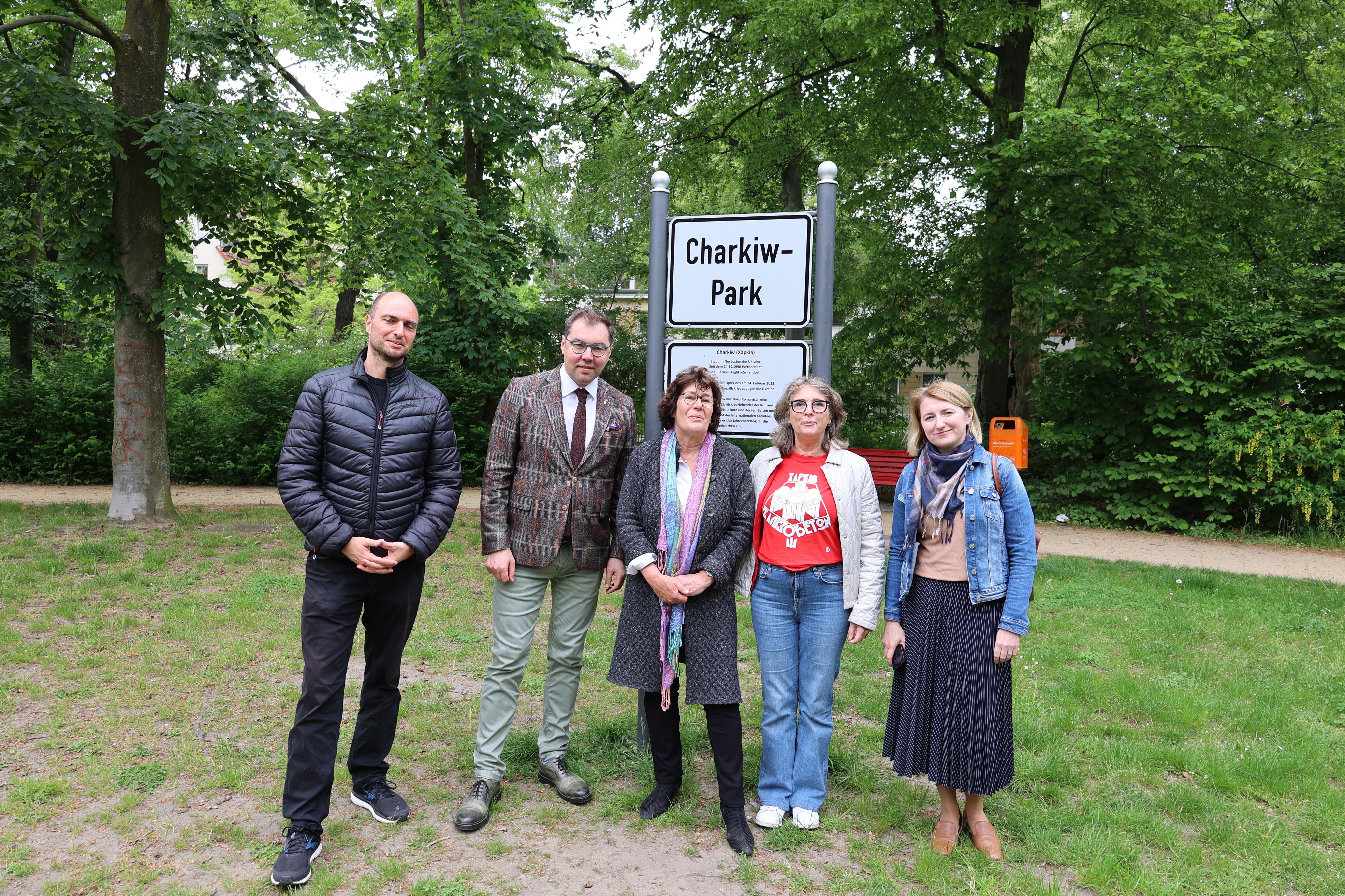 16. Mai 2023 Charkiw-Park: Bezirksbürgermeisterin Schellenberg (Mitte) mit Botschafter Makejew (2.v.l.), Botschaftsrätin Podolyak (rechts), Olga Pischel (2.v.r.), Bezirksverordneter Carsten Berger (links)