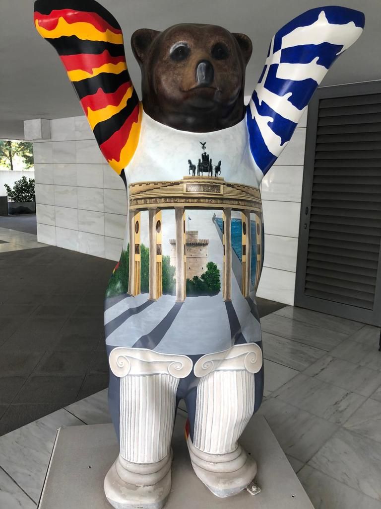 Deutsch-griechischer Berliner Bär auf Säulenbeinen: Hingucker am Eingang des deutschen Generalkonsulats in Thessaloniki