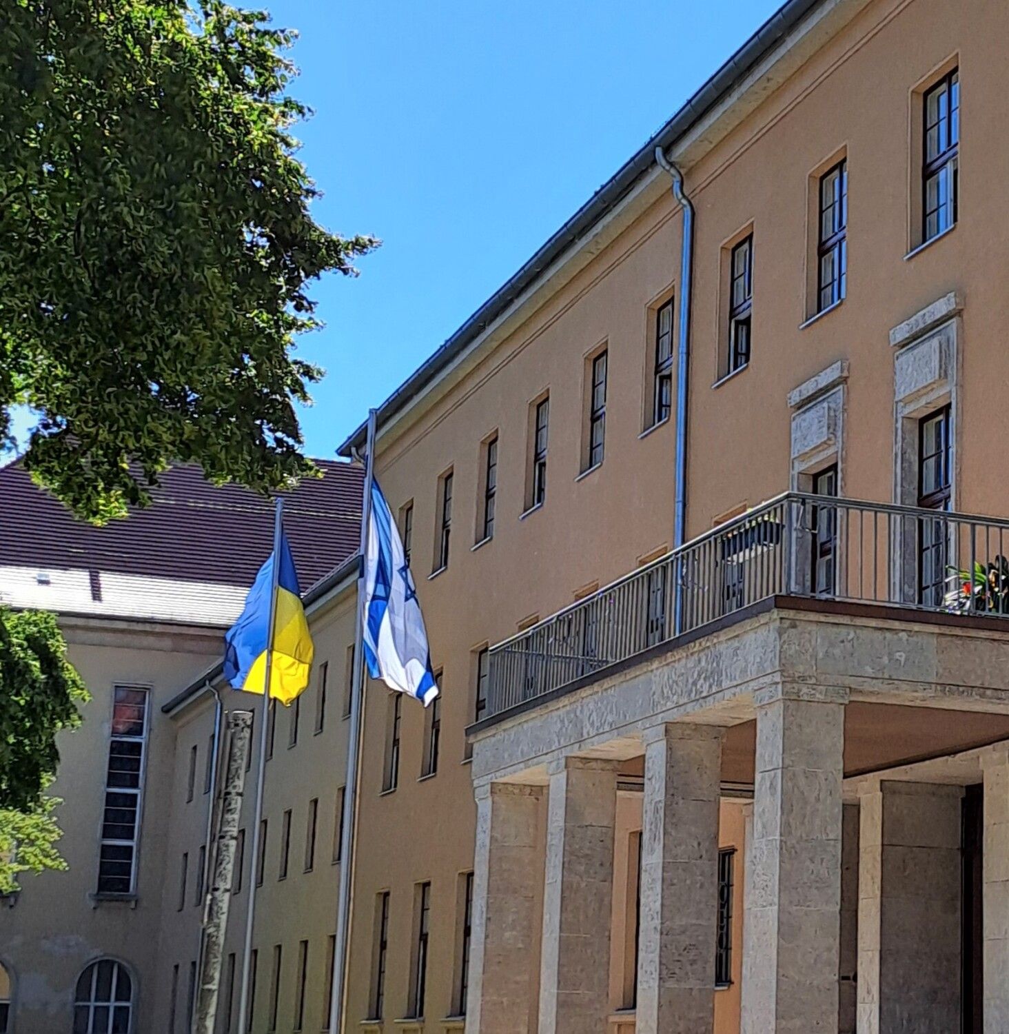Wehen einträchtig nebeneinander: Die Flaggen des Staates Israel und der Ukraine am 8. Juli 2024