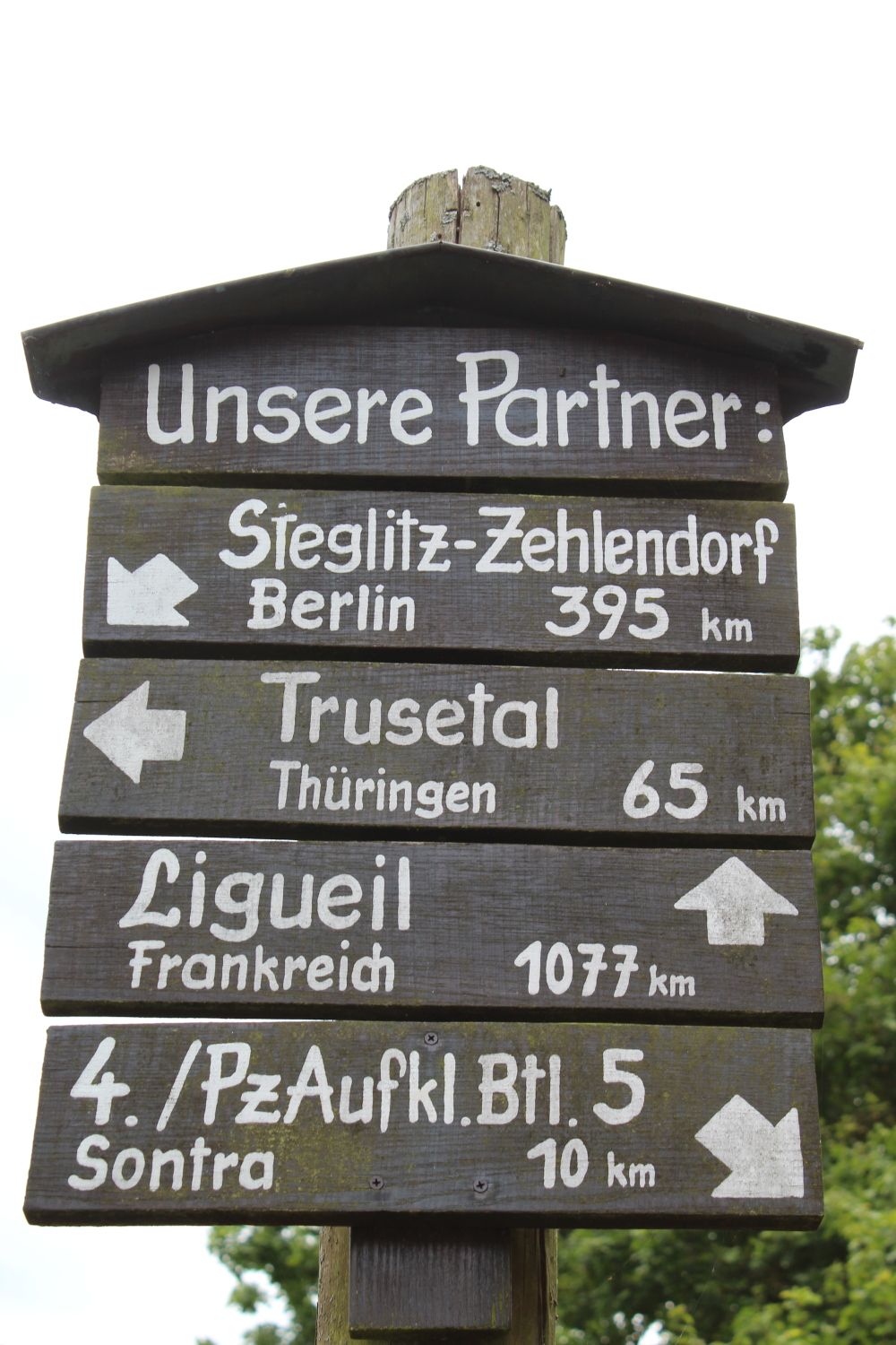 395 km bis Steglitz-Zehlendorf: Tafel auf dem Marktplatz von Nentershausen