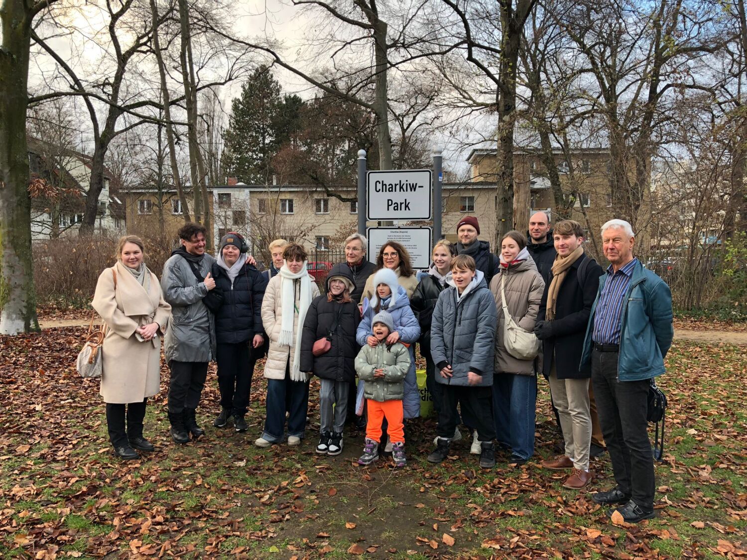 16. Dezember 2024: Gruppenbild im Charkiw-Park mit Kindern und Jugendlichen aus Charkiw und Vertretern des Städtepartnerschaftsvereins Steglitz-Zehlendorf e.V.