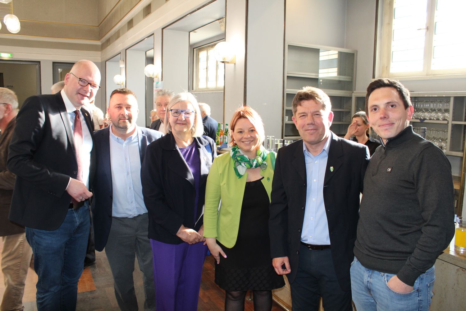 22. Mai 2025: Lockere Atmosphäre am Vorabend der Eröffnung der Steglitzer Woche - Zuglós stellv. Bezirksbürgermeisterin Andrea Kinisch (in Grün), flankiert von ihrer Delegation; ganz links Bezirksstadtrat Tim Richter; 3.v.l. Bezirksverordnete Beate Roll