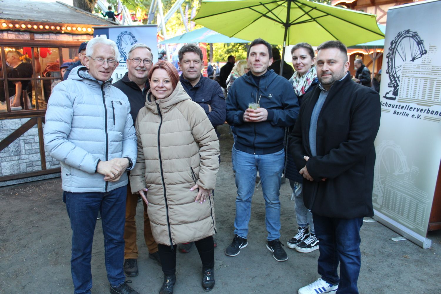 23. Mai 2025: Ausgelassene Stimmung beim Fassbieranstich der 71. Steglitzer Woche - stellv. Bezirksbürgermeisterin Andrea Kinisch (Zugló) mit ihrer Delegation; 1.v.l. Altbezirksbürgermeister Norbert Kopp (Steglitz-Zehlendorf), 2.v.l. Rolf Breidenbach (stellv. Vorsitzender des Städtepartnerschaftsvereins)