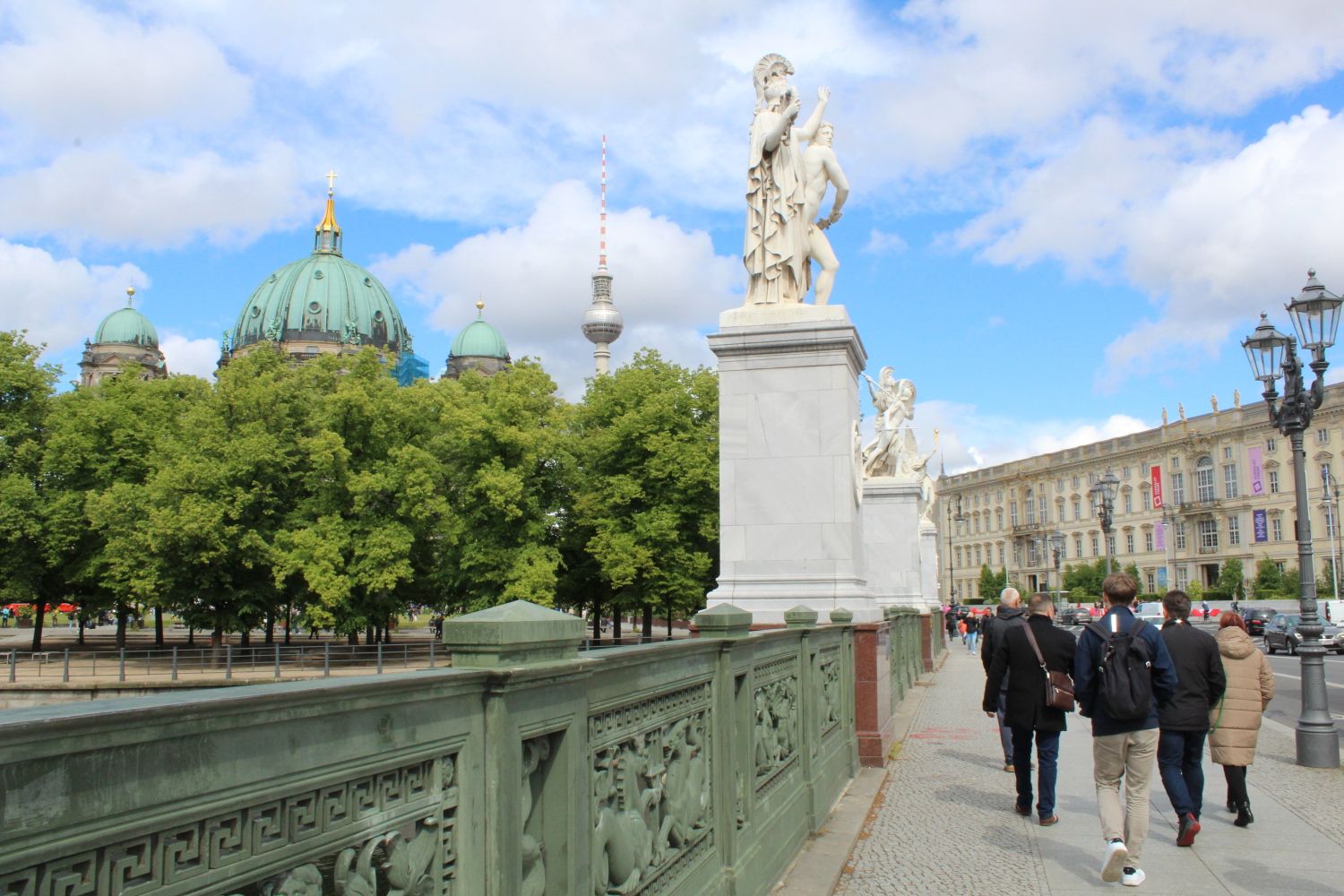 23. Mai 2025: Per pedes durch Berlins historische Mitte: Ungarische Delegation entdeckt die deutsche Haupstadt