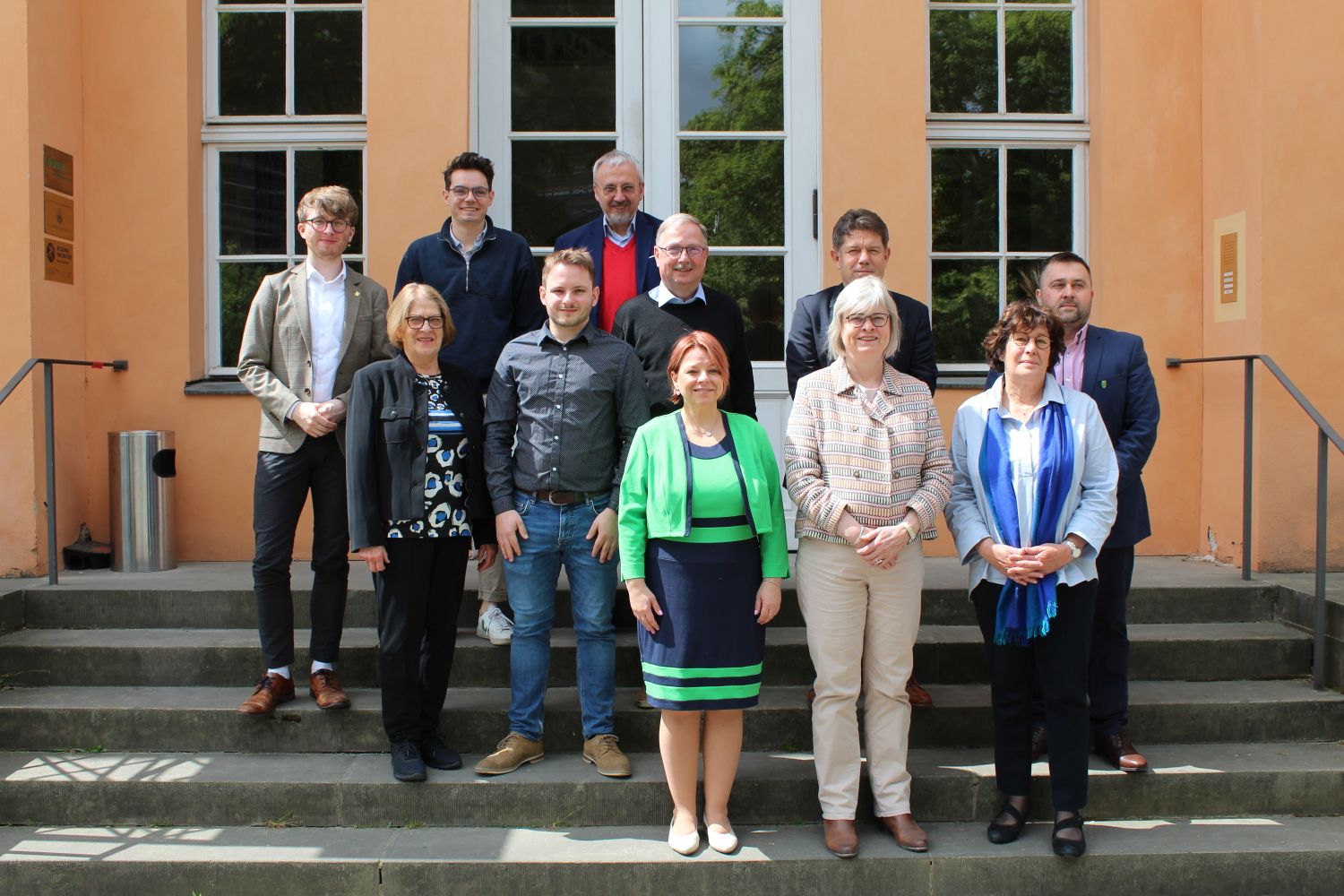 24. Mai 2025 - Gruppenbild vor dem Gutshaus Steglitz: Bürgermeisterinnen in der ersten Reihe (v.r.n.l. Bezirksbürgermeisterin Schellenberg, stellv. Bezirksbürgermeisterin Richter-Kotowski, stellv. Bezirksbürgermeisterin Kinisch); außerdem zu sehen: Vorstandsmitglieder des Städtepartnerschaftsvereins, BVV-Vorsteher Rögner-Francke (letzte Reihe rechts) und BVV-Verordnete mehrerer Fraktionen