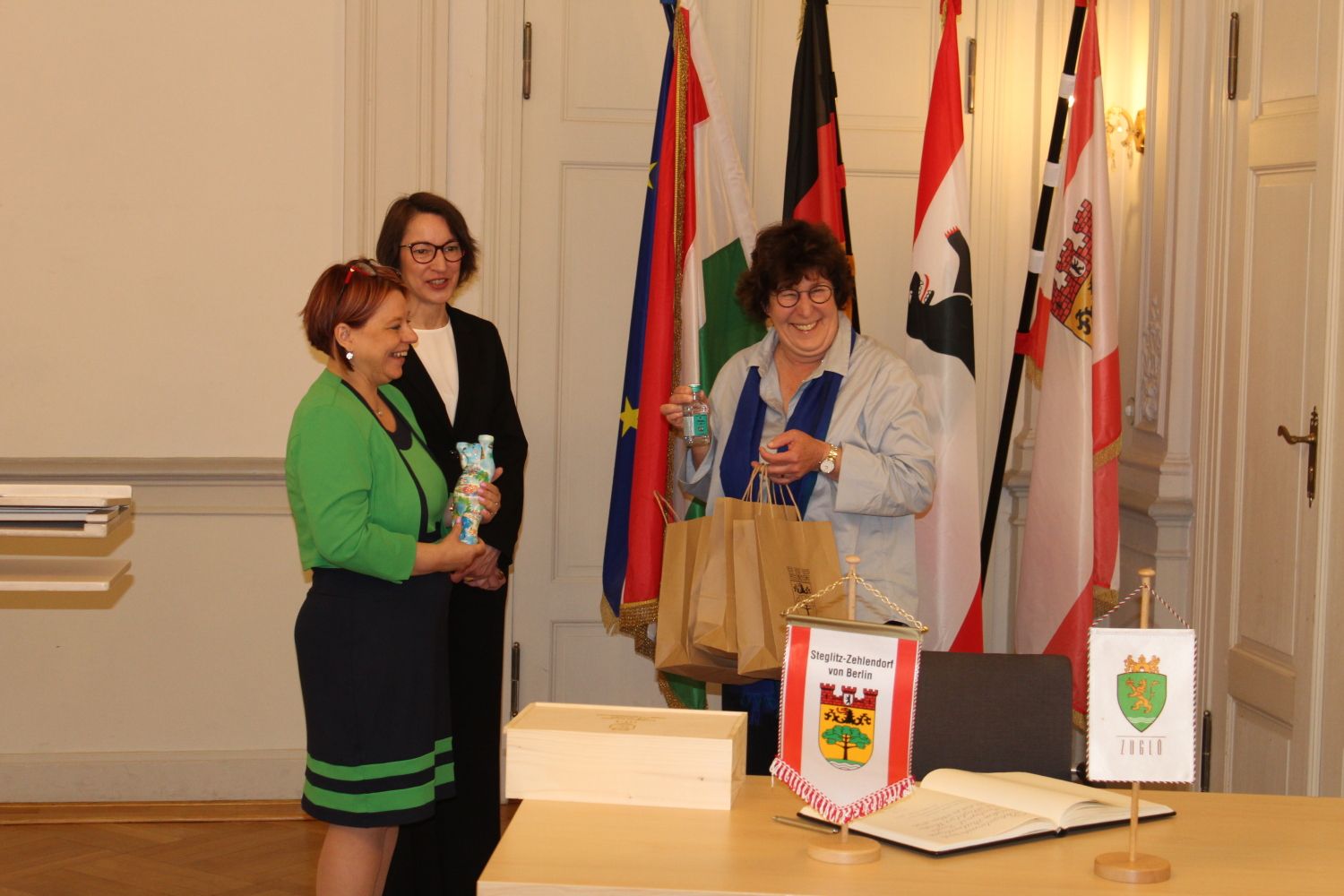 24. Mai 2025: Haben gut lachen: Bezirksbürgermeisterin Schellenberg und stellv. Bezirksbürgermeisterin Kinisch (Zugló) beim Austausch von Gastgeschenken