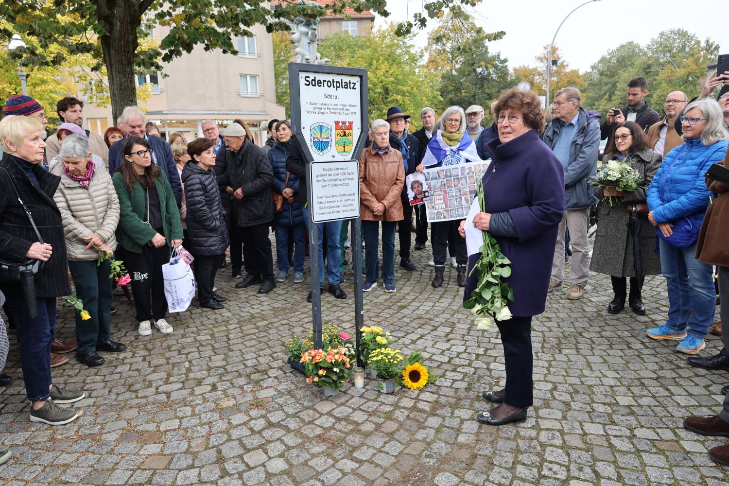 7. Oktober 2025: Viele Bürger und Vertreter aus der Politik versammeln sich auf dem Sderotplatz