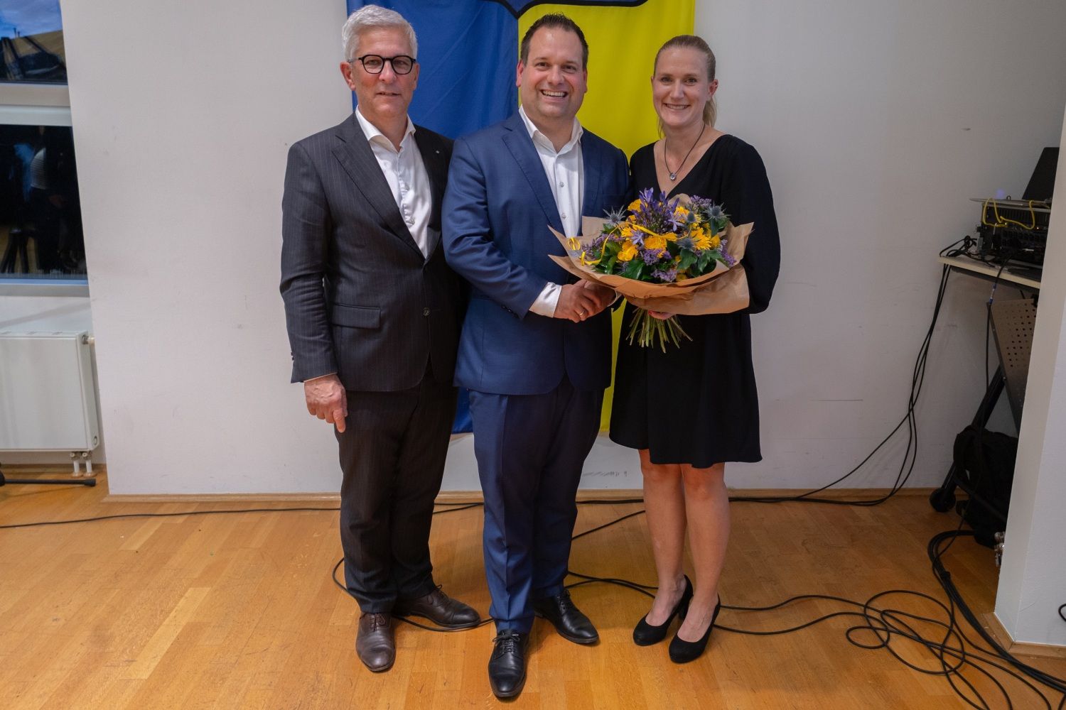 Der amtierende Oberbürgermeister Erik O. Schulze (im Bild links) gratuliert Amtsnachfolger Dennis Rehbein zur gewonnenen Stichwahl