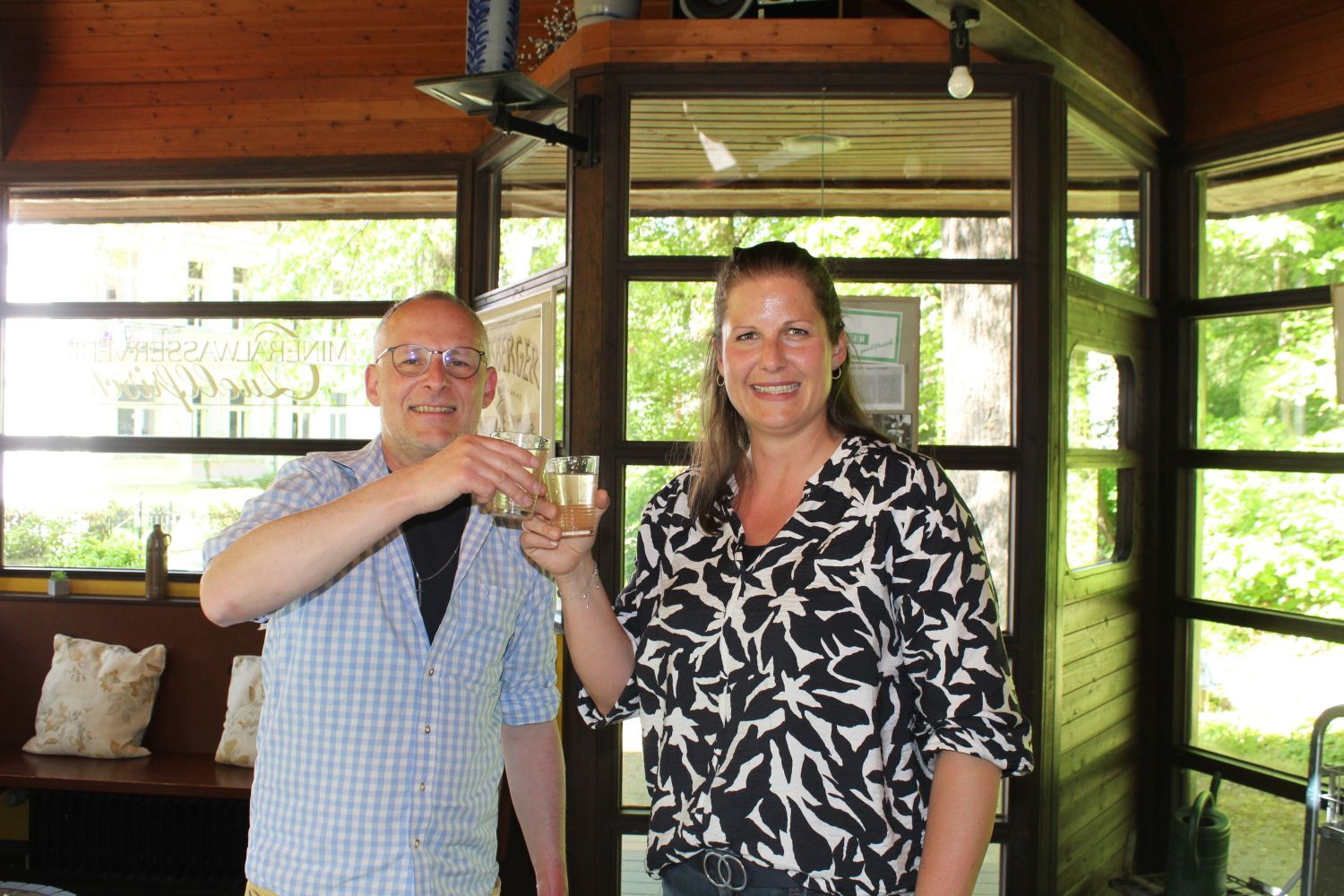 28. April 2026: Darauf ein Gläschen Heilwasser - Maria Küther und Christian Urlaub
