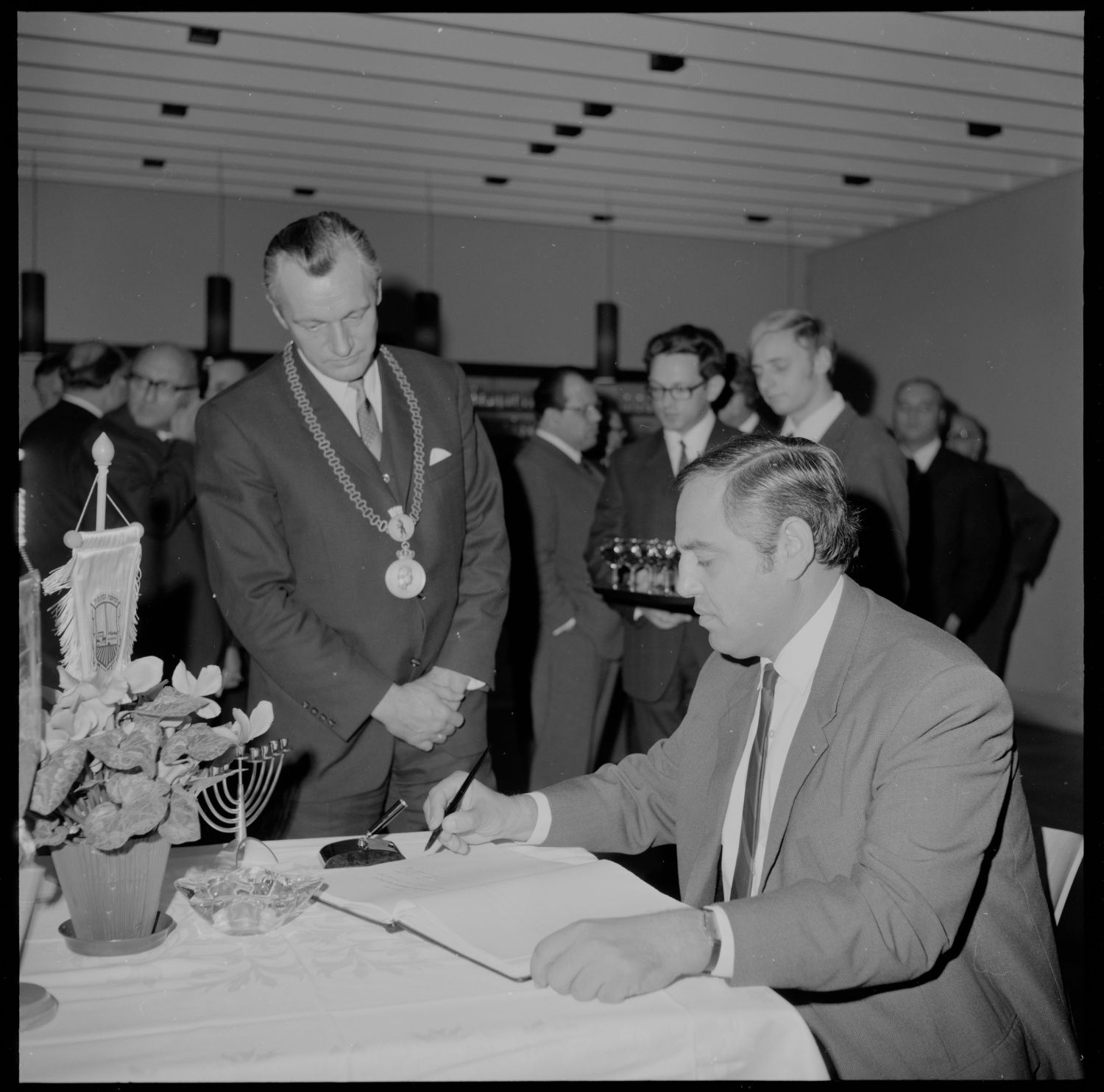 Undatierte historische Aufnahme: David Bouskila, früherer Bürgermeister von Sderot (sitzend); Bezirksbürgermeister a.D. Hans-Joachim Schnitzer aus Zehlendorf (stehend, Amtszeit 1965-1971), offenbar bei einer offiziellen Zeremonie