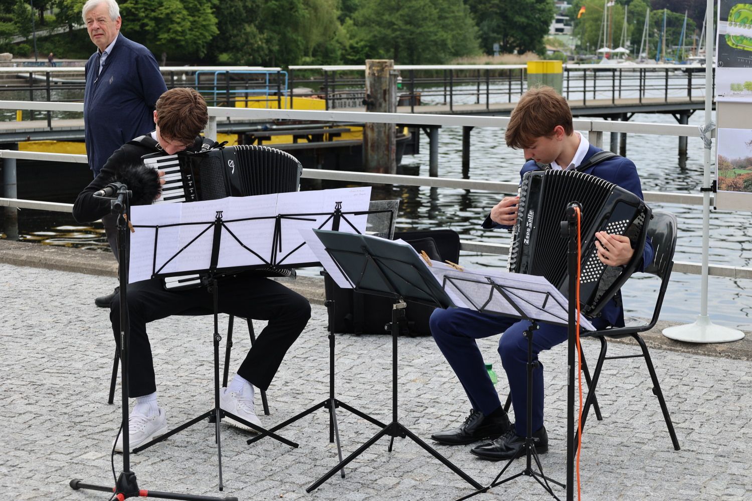 22. Mai 2026: Talentierte Nachwuchskünstler der Leo-Borchard-Musikschule gestalten das musikalische Rahmenprogramm an der Ronnebypromenade. Links im Hintergrund Akkordeonlehrer Waldemar Fleischhauer
