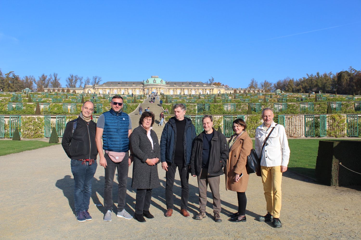 26. Oktober 2024 vor Schloss Sanssouci, Potsdam - v.l.n.r. Rainer Ziffels (BVV-Verordneter), Wieslaw Pardyka (Bürgermeister Naleczów), Maren Schellenberg (Bezirksbürgermeisterin), Adam Kozak (Naleczów), Michael Karnetzki (Bezirksstadtrat a.D.), Katarzyna Gawdzik (Naleczów), Christian Urlaub (Partnerschaftsbeauftragter)