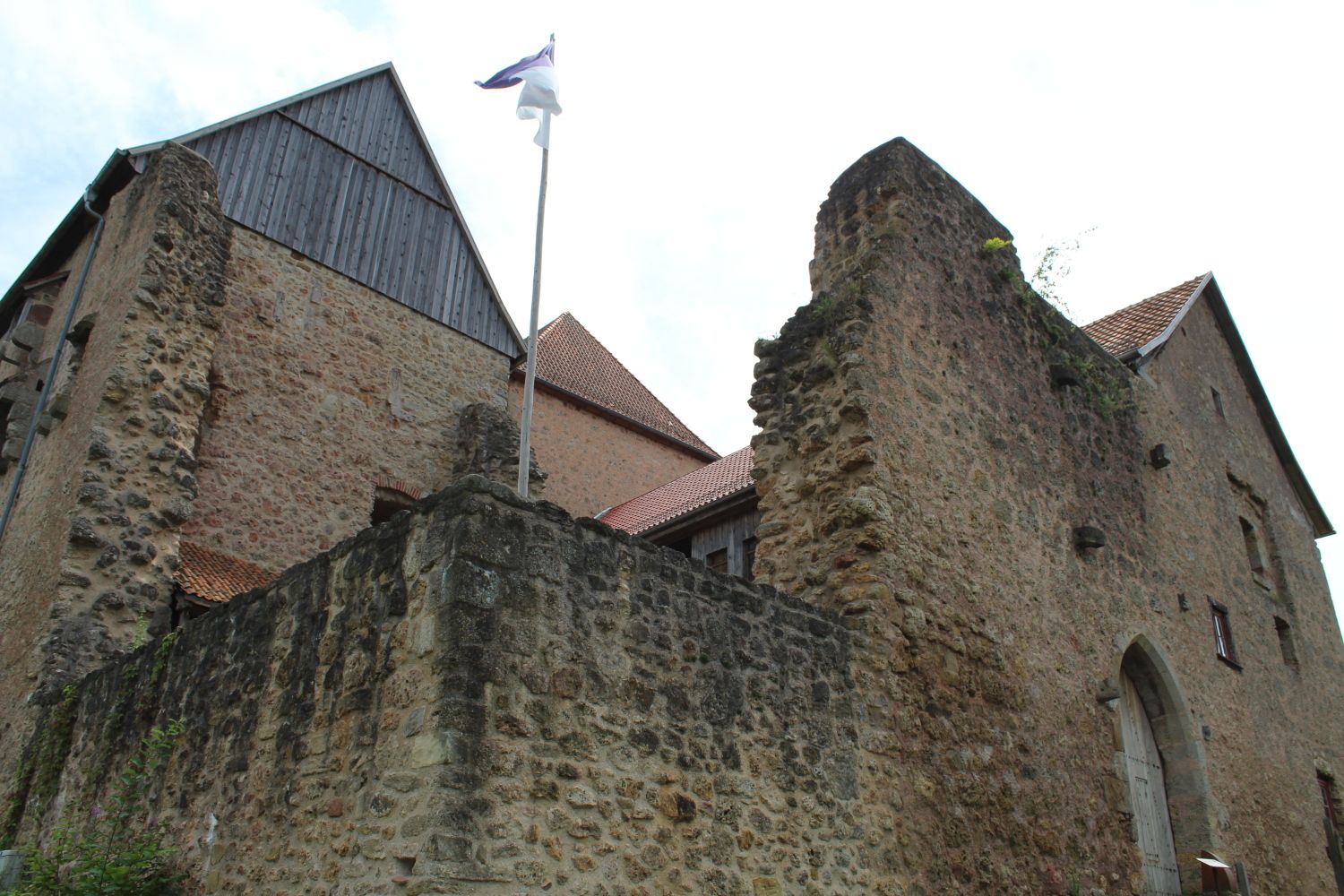 Hoch über Nentershausen gelegen: Die über 700 Jahre alte Burg Tannenberg