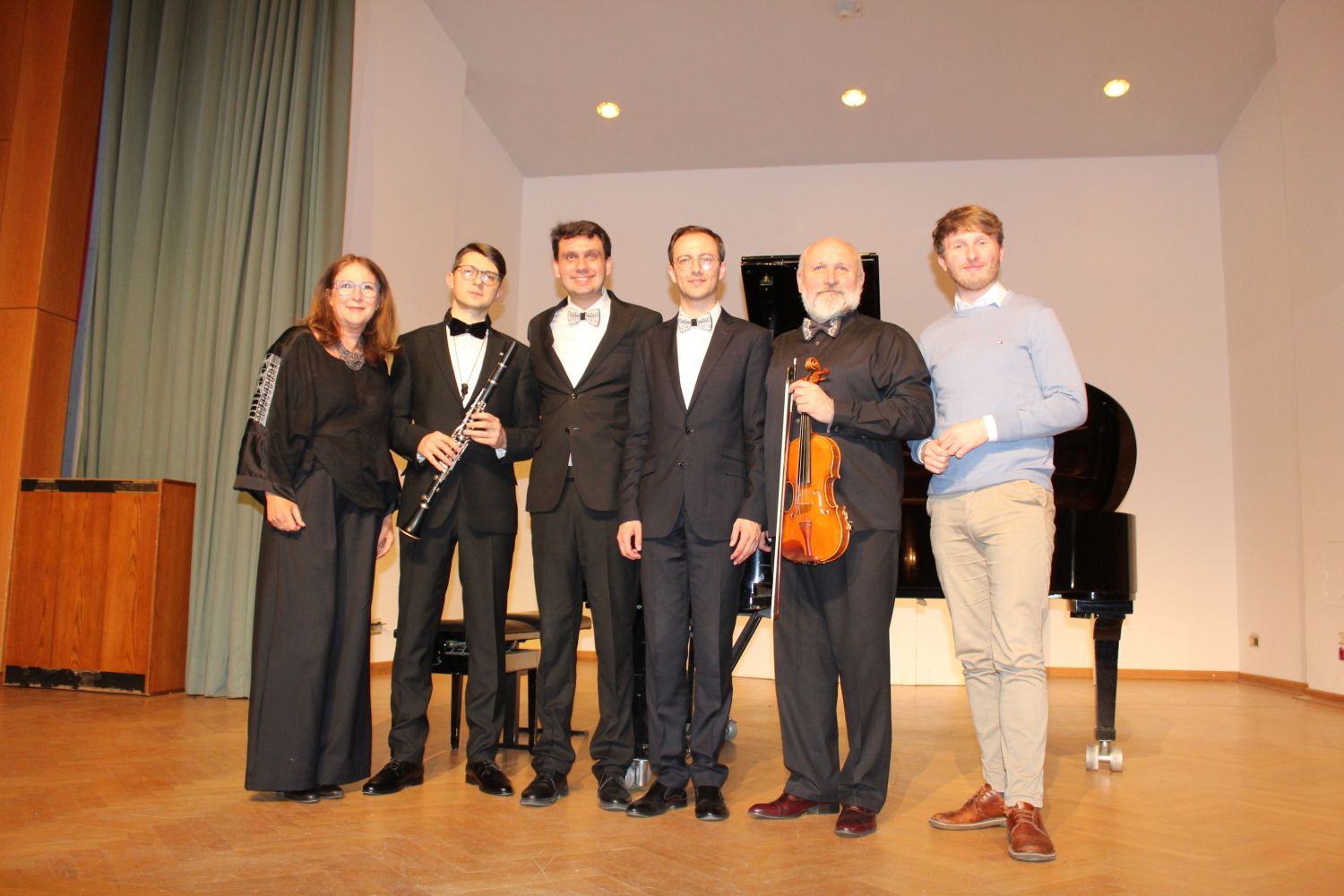 19. April 2026: Der Vorsitzende des Partnerschaftsvereins Sebastian Leskien (1.v.r.) und Vorstandsmitglied Olga Pischel rahmen vier Charkiwer Musiker ein
