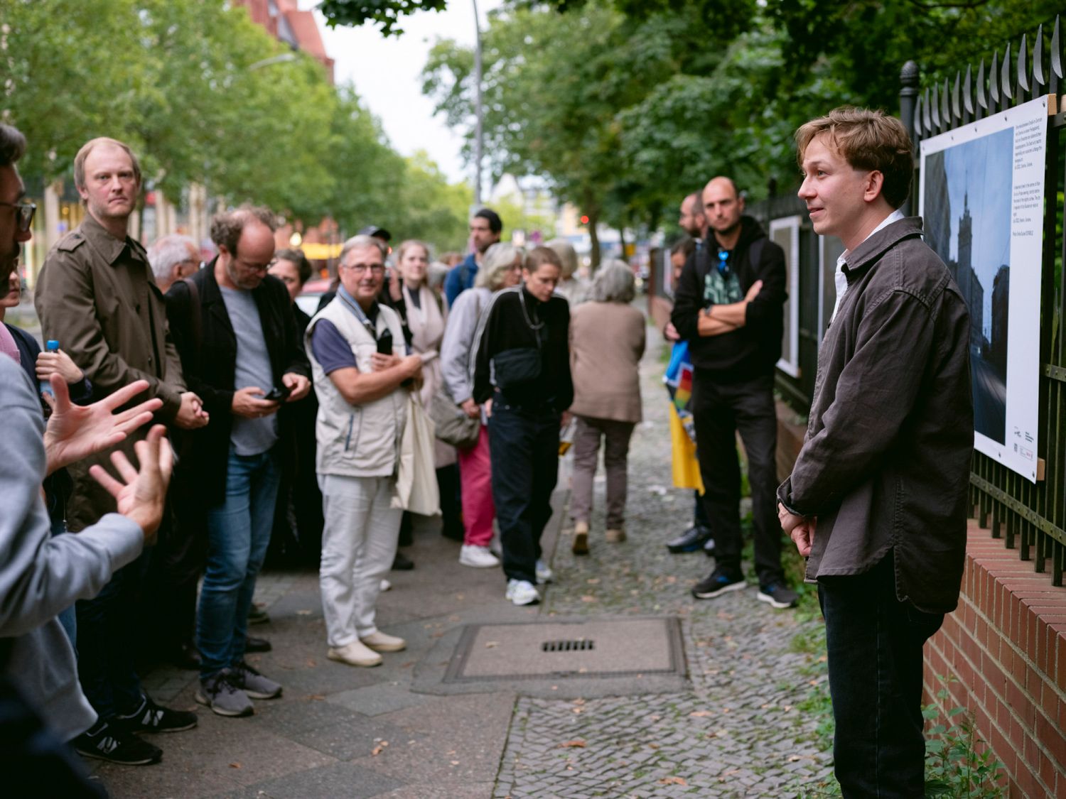 1. September 2023: Ostkreuz-Photograph Emile Ducke (rechts) bei der Ausstellungseröffnung im Charkiw-Park