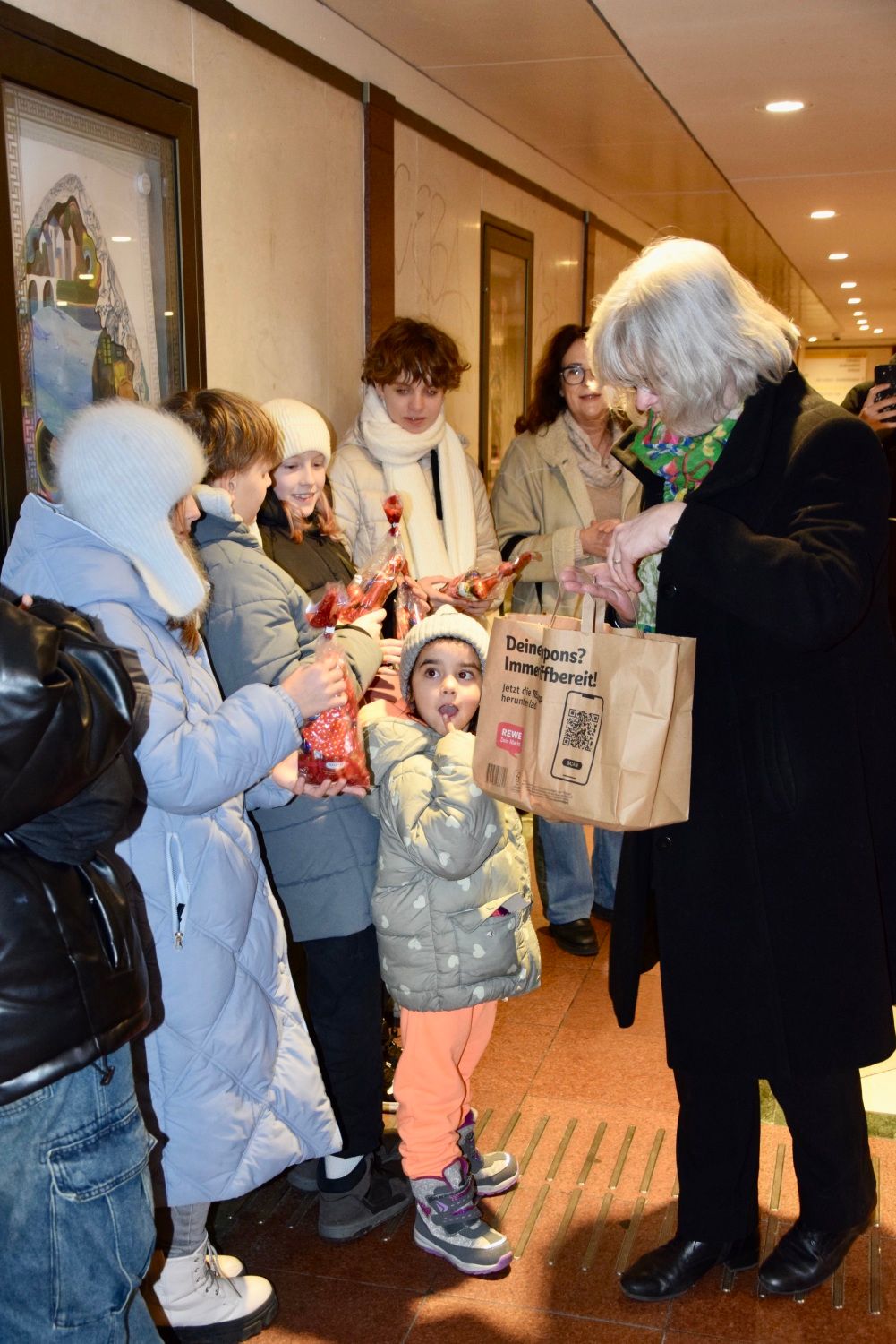 16. Dezember 2024: Bezirksstadträtin und stellv. Bezirksbürgermeisterin Richter-Kotowski verteilt Geschenke